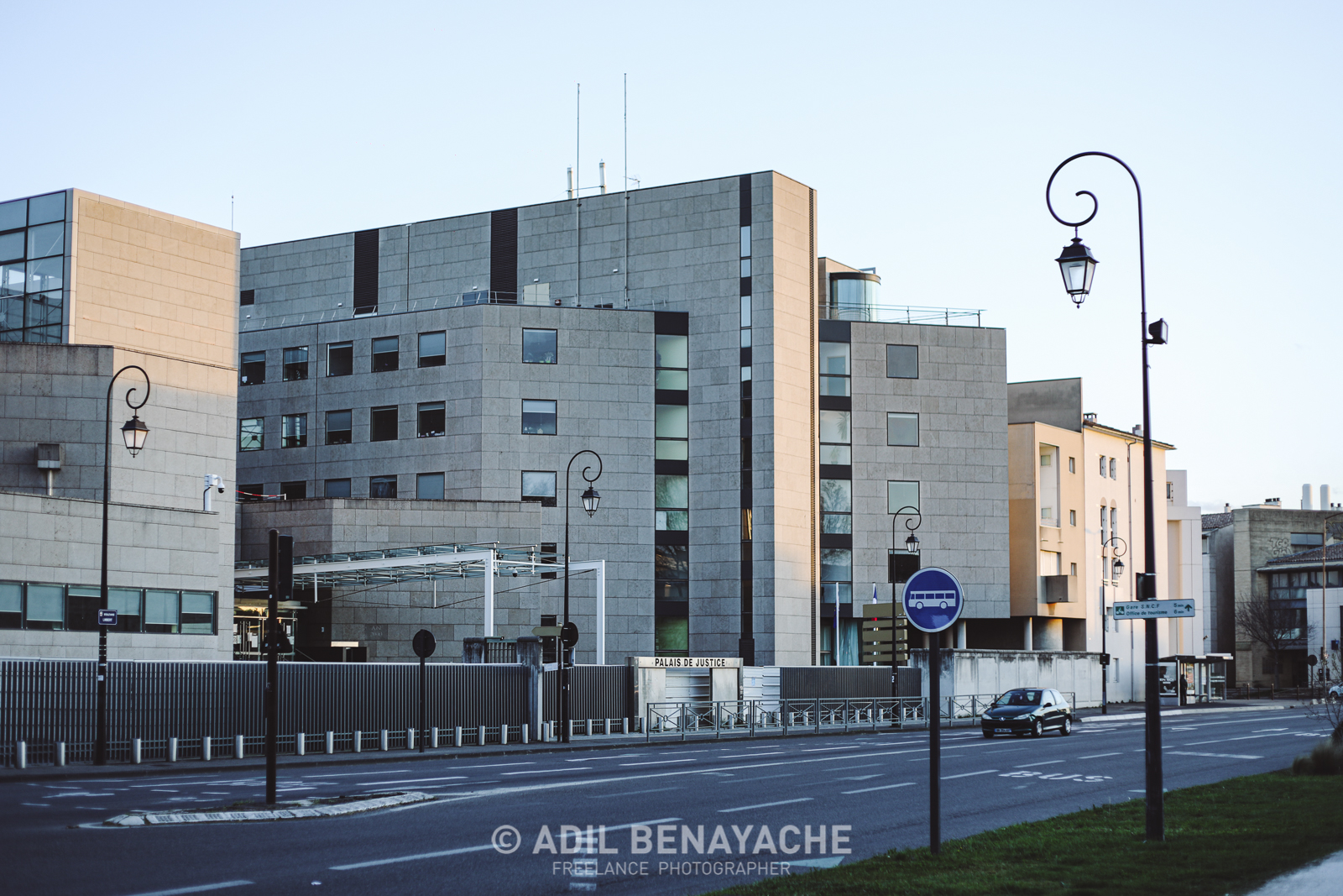BUREAU COUR