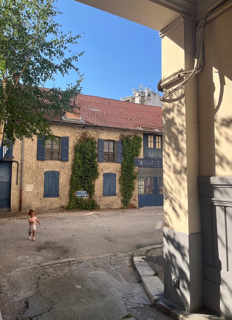 LŪM Social Club